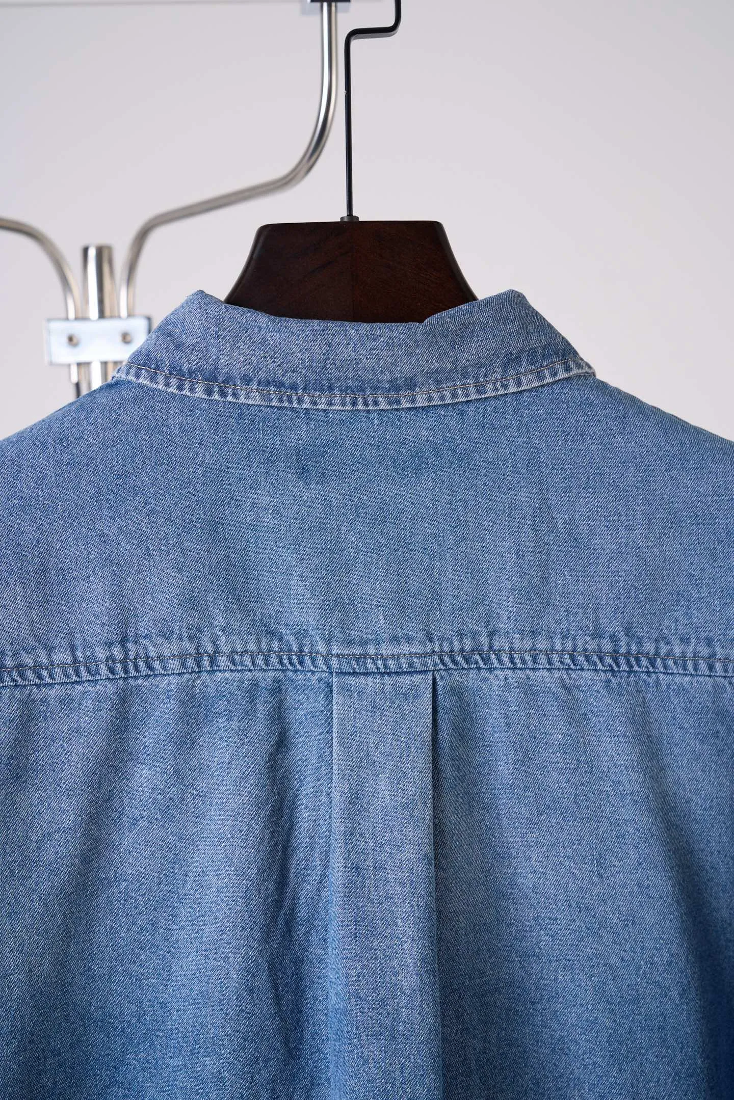 [Real auction] Celine/Céline Paris label patch pocket long-sleeved denim shirt [In Stock] S M L The double patch pockets on the chest combine both practicality and aesthetics. The CELINE PARIS fabric label hides between the pockets, implicitly revealing the heritage of the family. The pleats on the back optimize the wearing experience. The soft arc hem stretches casually. The buttoned cuffs are polished to polish the details of the garment. The superfluous ornaments are eliminated. The narrative language of minimalist denim is used to interpret Celine's unique Retro relaxed and elegant style. The use of pattern templates for machine sewing and precise control of sewing lines through pattern drawing machines ensure CELINE The PARIS label is accurately positioned, and the horizontal and vertical lines are completely aligned. The prototype is accurately aligned by hand to ensure that the opening and closing are tight. The patch pockets are manually positioned for precise positioning and turning. It requires workers to have superb skills and patience. The work is tedious and complex and takes a long time. Use multiple horses to scrub the sand. Use high-pressure spray guns to rub in specific parts to achieve a local gradient effect. Then use frosting technology to create a unique texture pattern. The workmanship is extremely complex, time-consuming and labor-intensive. Fried Snowball Fried salt, specially prepare the corresponding solution, add a certain amount of dye, soak the denim material in it to absorb the solvent, then scrub and dry it to further fade and oxidize, creating a loose fit.